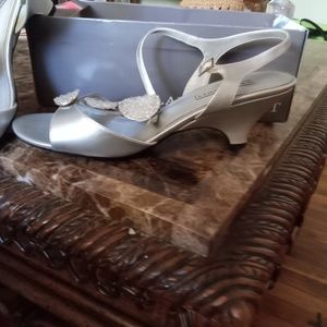 LAURA SCOTT. KENDALL  SIZE 10 SILVER